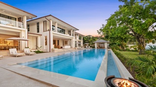 One Beachlands villa in Holetown, Barbados