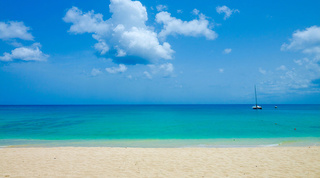 Smugglers Cove 1 in Barbados looks onto turquoise sea, white sand and a catamaran offshore